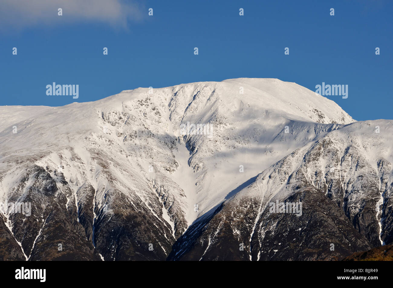 Coperte di neve Ben Nevis sotto un cielo blu da sud-ovest, Lochaber, Highlands scozzesi, REGNO UNITO Foto Stock