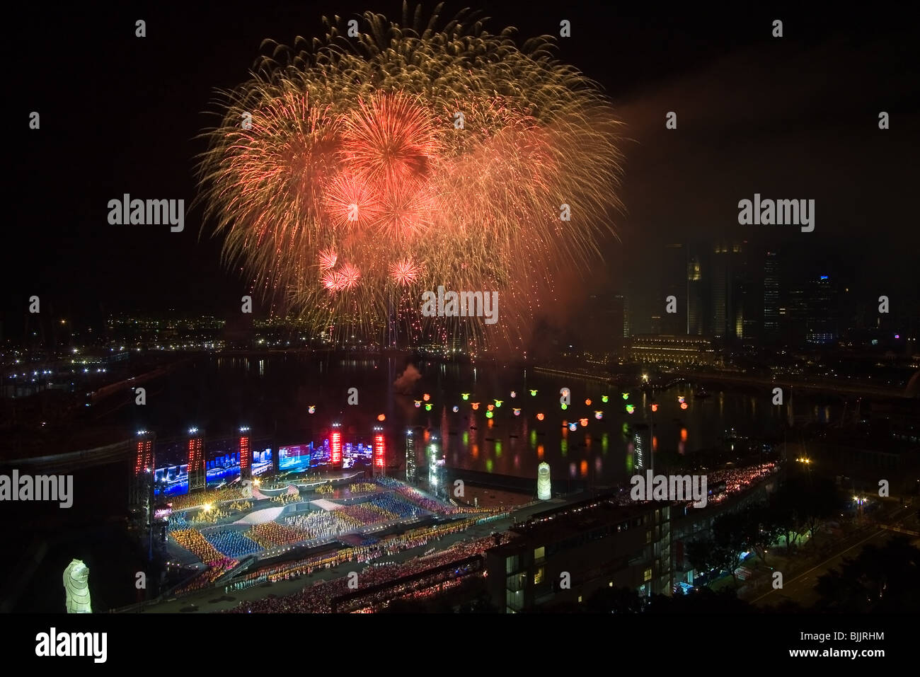 Singapore National Day parade fuochi d'artificio al Marina Bay Waterfront, con cityscape in background Foto Stock