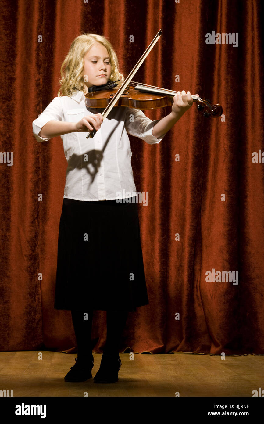 Ragazza suona il violino sul palco Foto Stock