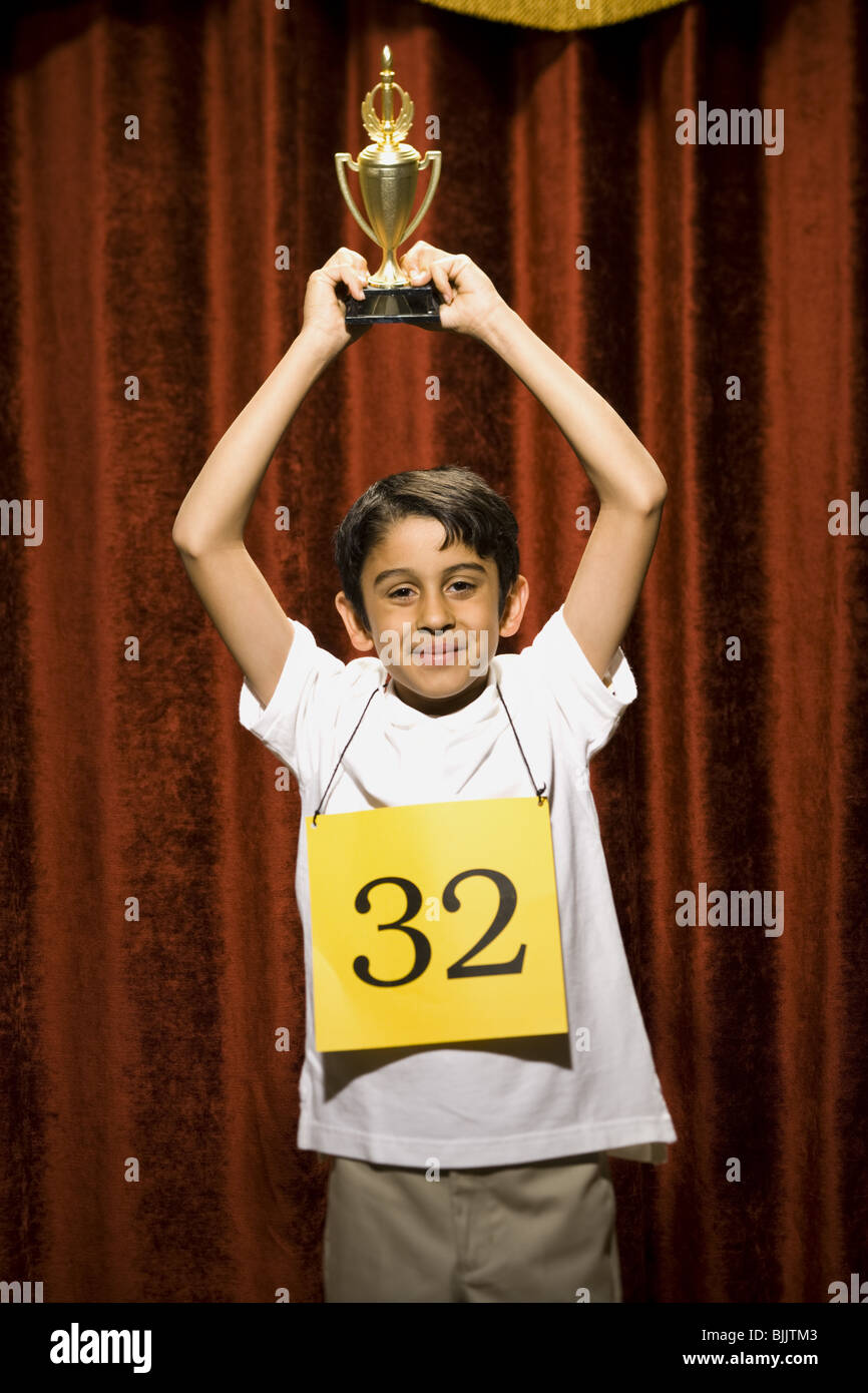 Ragazzo contestant holding trophy Foto Stock