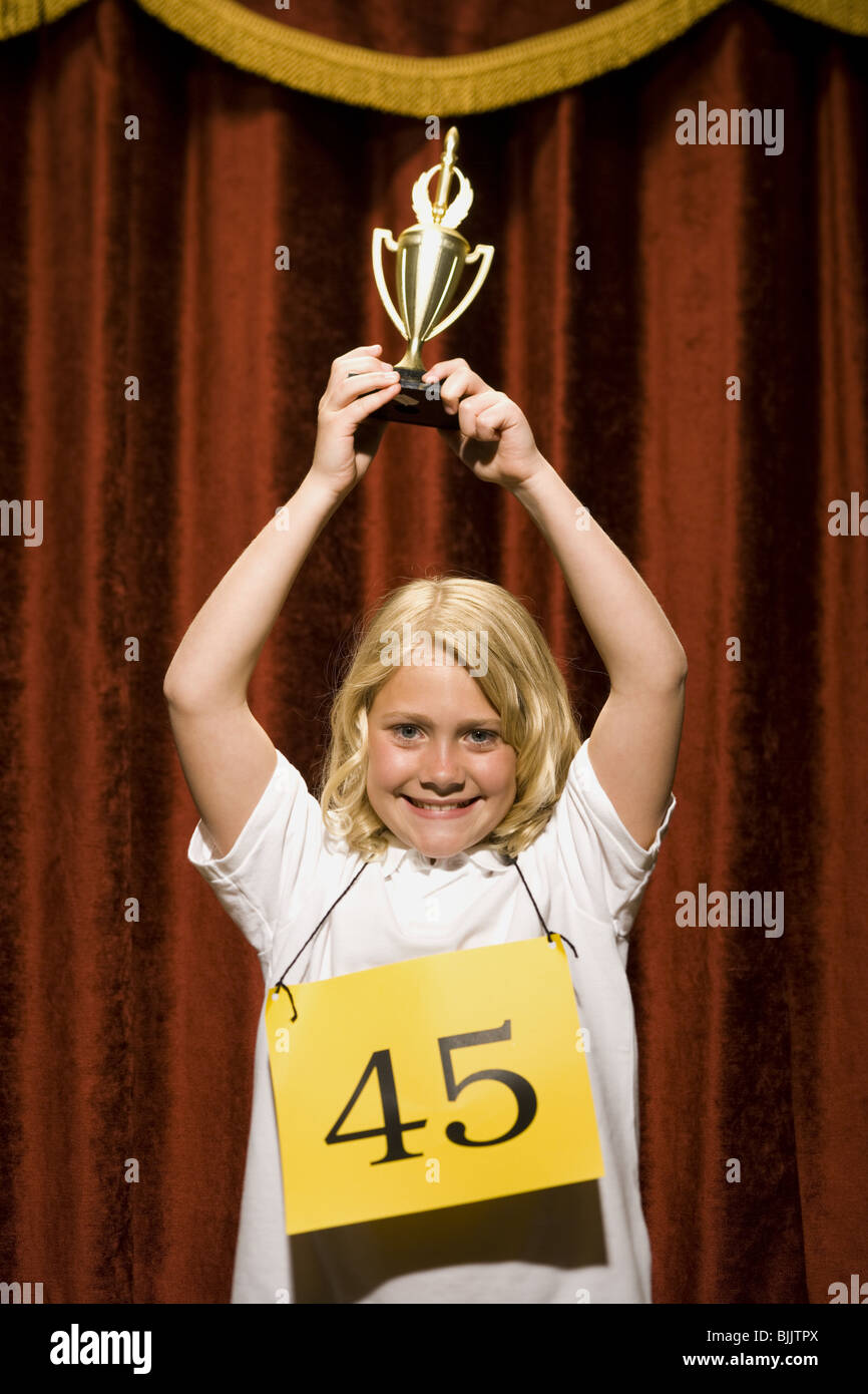 Ragazza contestant holding trophy e sorridente Foto Stock