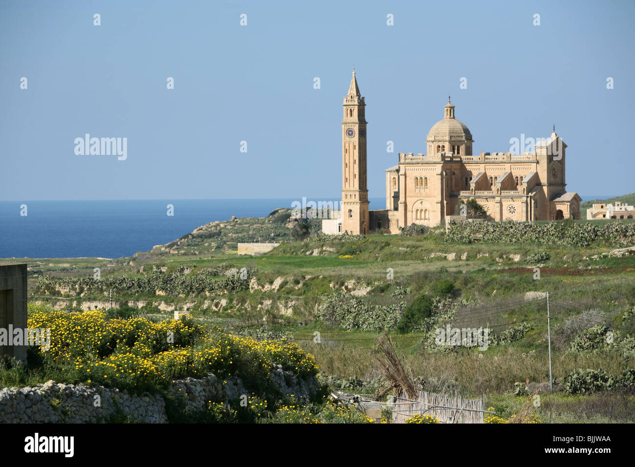 Chiesa e torre vicino Munxar sull isola di Gozo accanto a Malta nel Mediterraneo. Foto Stock