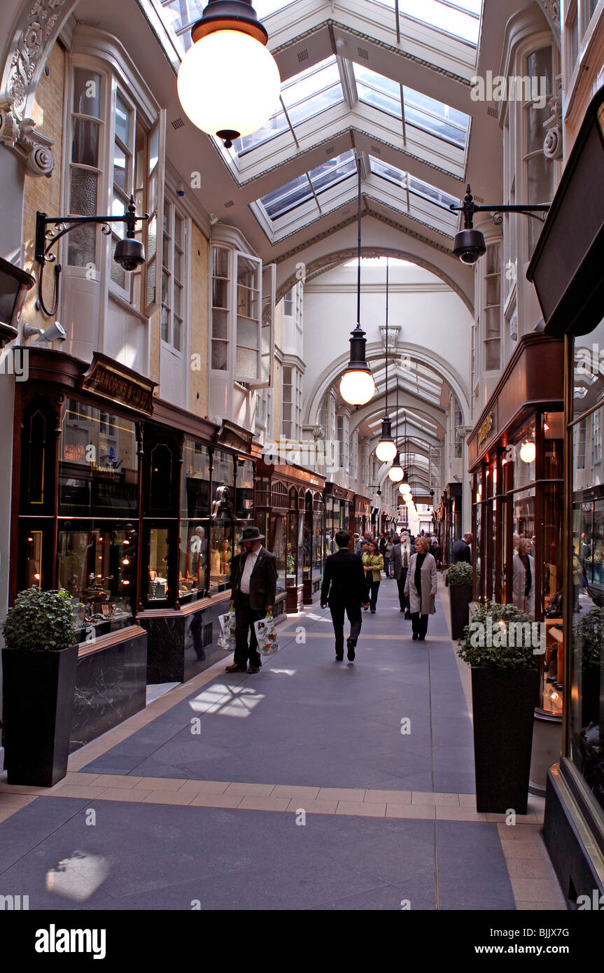 Gli amanti dello shopping a piedi attraverso la Burlington Arcade Piccadilly Londra Foto Stock