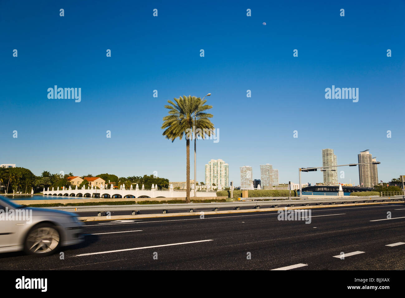 Auto in movimento a MacArthur Causeway, South Beach, Miami, Florida, Stati Uniti d'America Foto Stock