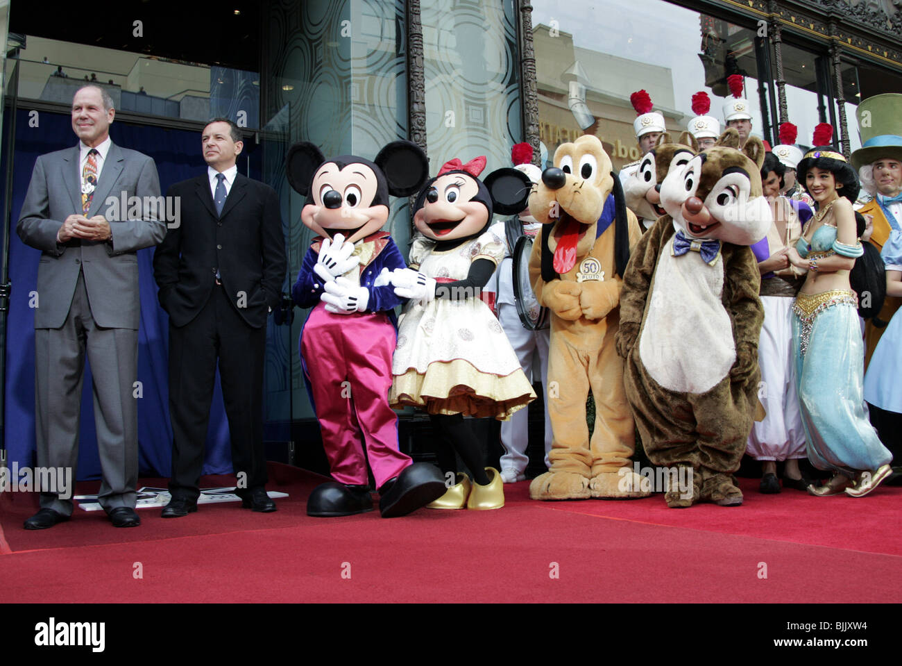 MICHAEL EISNER ROBERT IGER & Mickey Mouse DISNEYLAND STAR DI HOLLYWOOD H HOLLYWOOD LOS ANGELES STATI UNITI D'AMERICA 14 Luglio 2005 Foto Stock