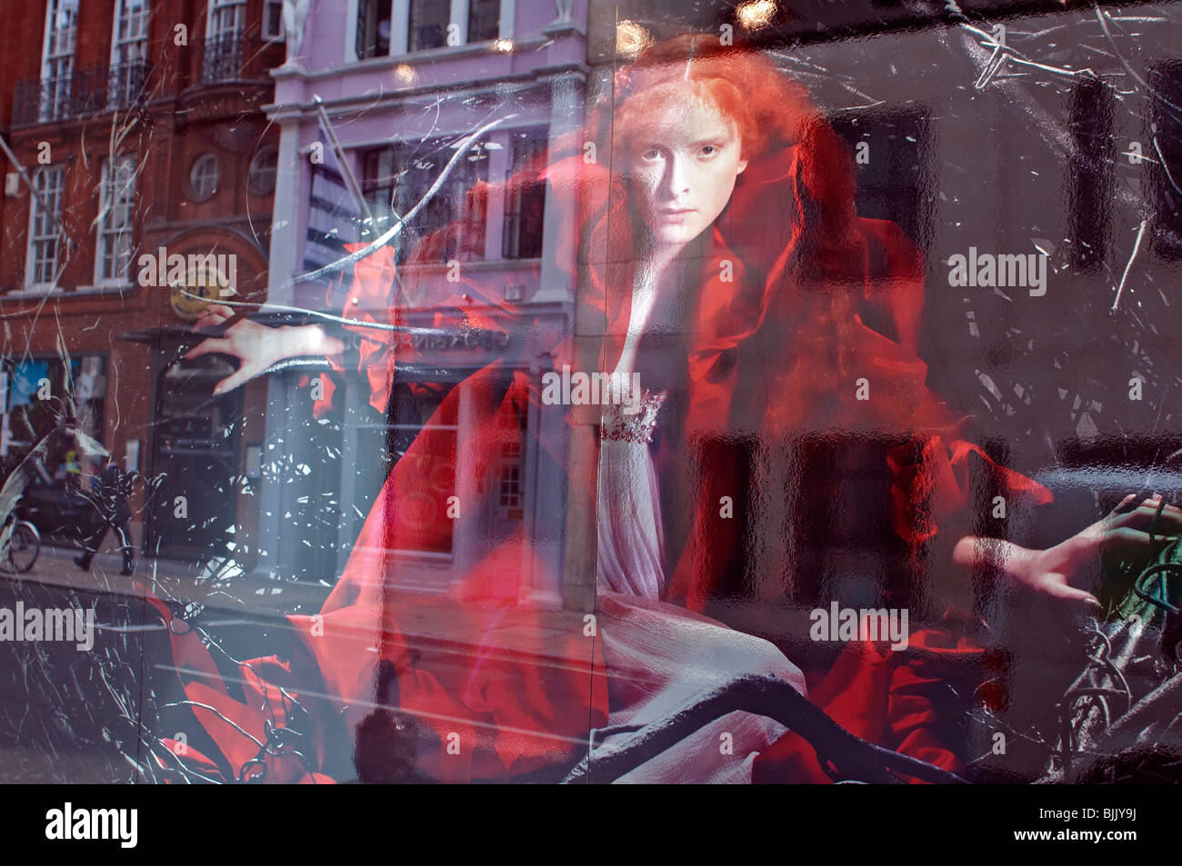 Riflessioni in una classe di alta moda shop in New Bond Street Londra Foto Stock