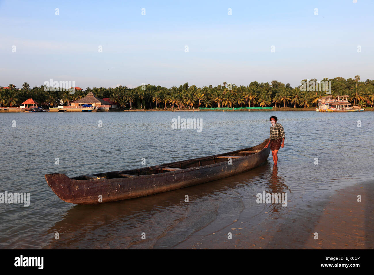 Barcaiolo sul fiume con la sua chiatta, Poovar River, backwaters, di fronte all'Hotel Isola di Cocco Resort, Puvar, Kerala, Sud Foto Stock