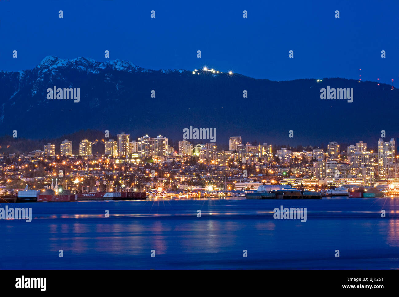 Vista panoramica di North Vancouver, BC Canada con la Coast Mountains e Burrard ingresso Foto Stock