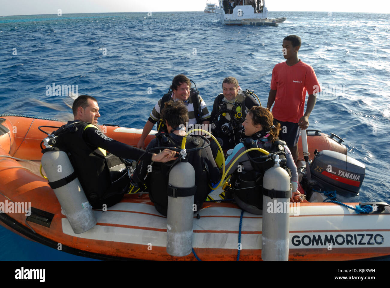 Felice subacquei su un gommone pronto a immersione Foto Stock