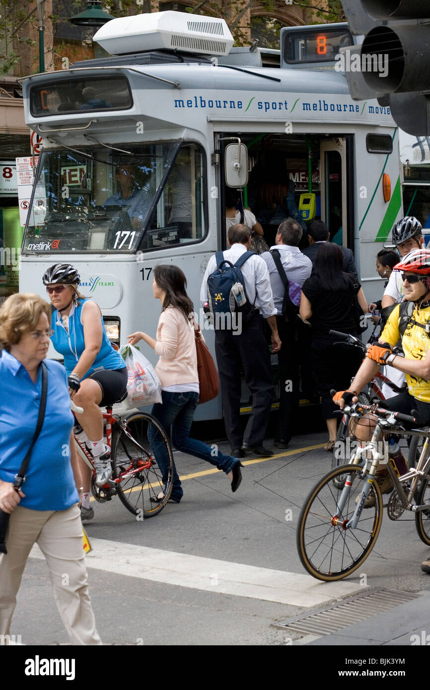 Pendolari nel CBD di Melbourne. Australia. Foto Stock