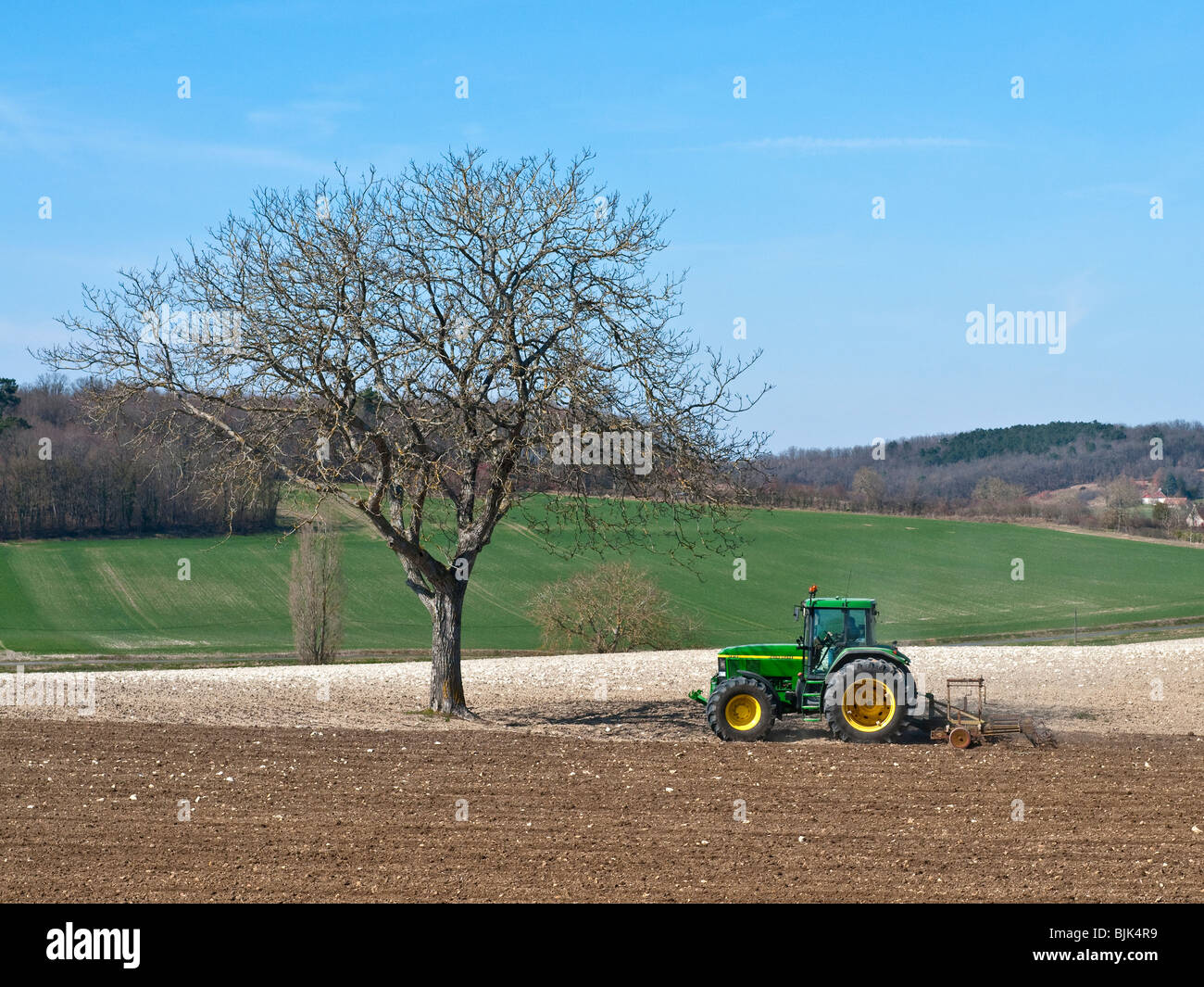 John Deere trattore 7810 e Harrow - Francia. Foto Stock