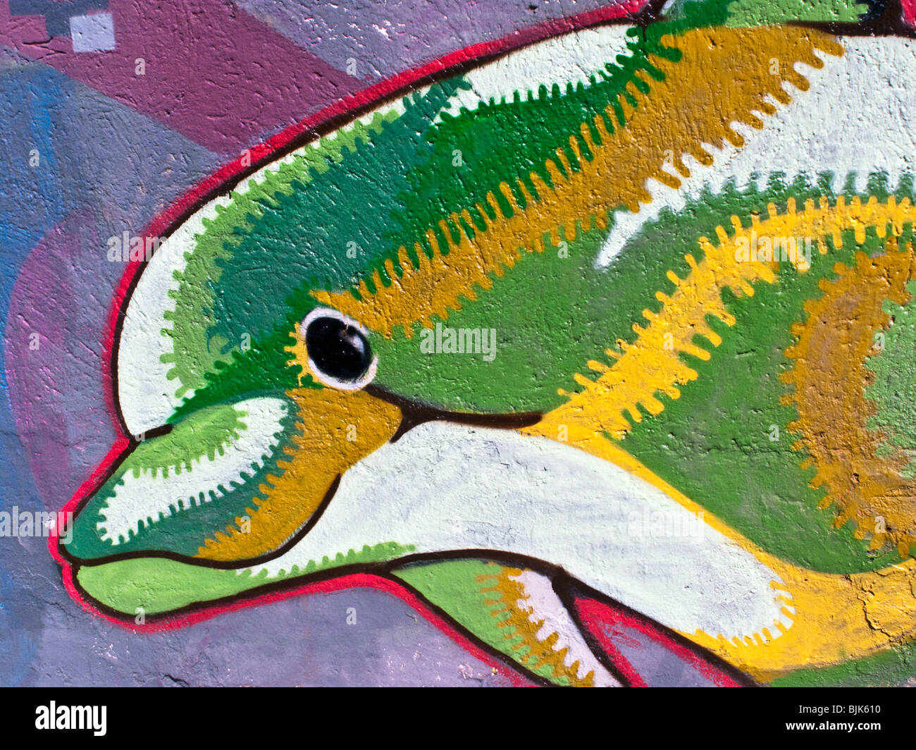 Bella Mano messicana dipinta luminosamente colorata grafica murale di arte di strada di dolphin su Oaxaca de Juarez wall Foto Stock