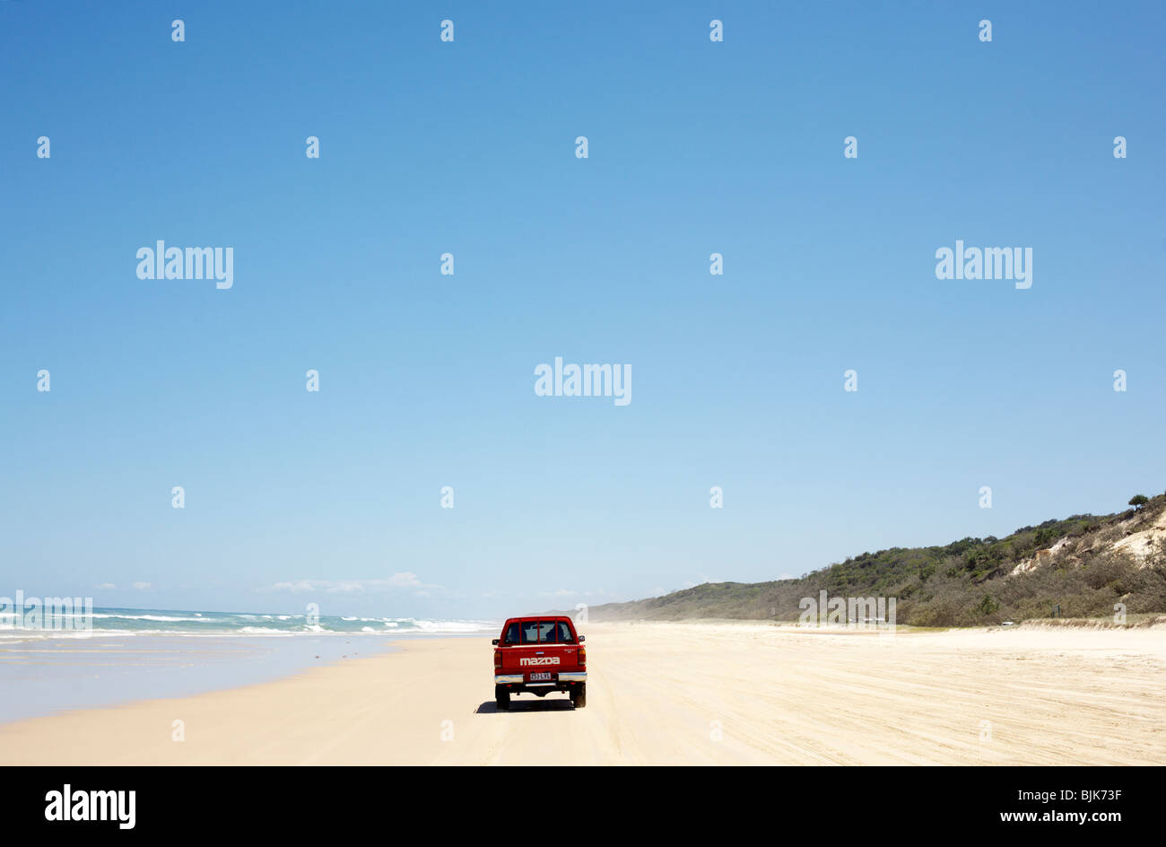 Una rossa a quattro ruote motrici sulla sabbia autostrada su 75 miglia di spiaggia su Fraser Island, Queensland Foto Stock