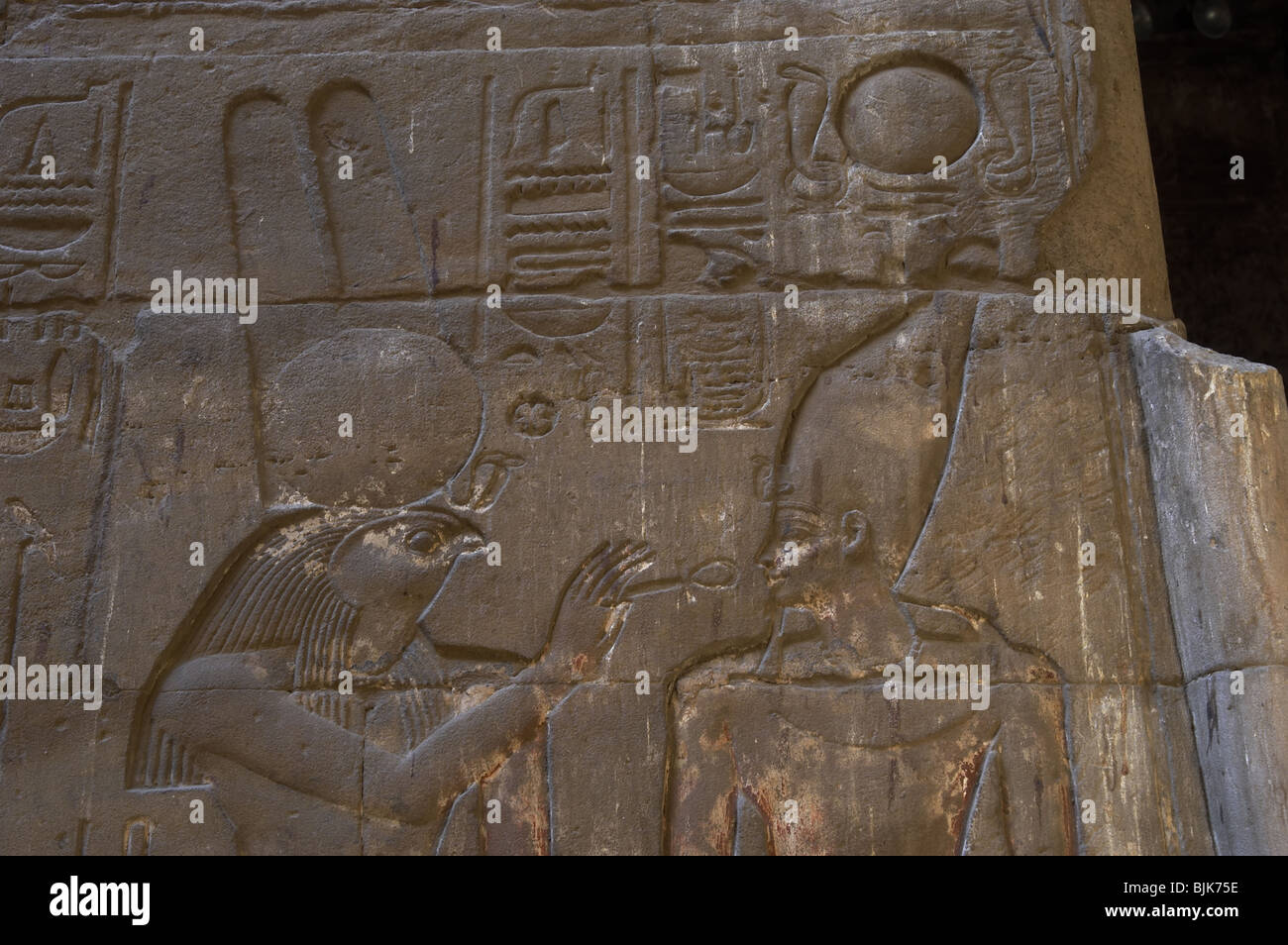 Rilievo raffigurante il dio Monthu offrendo il ankh al faraone. Nuovo Impero. Tempio di Luxor. L'Egitto. Foto Stock