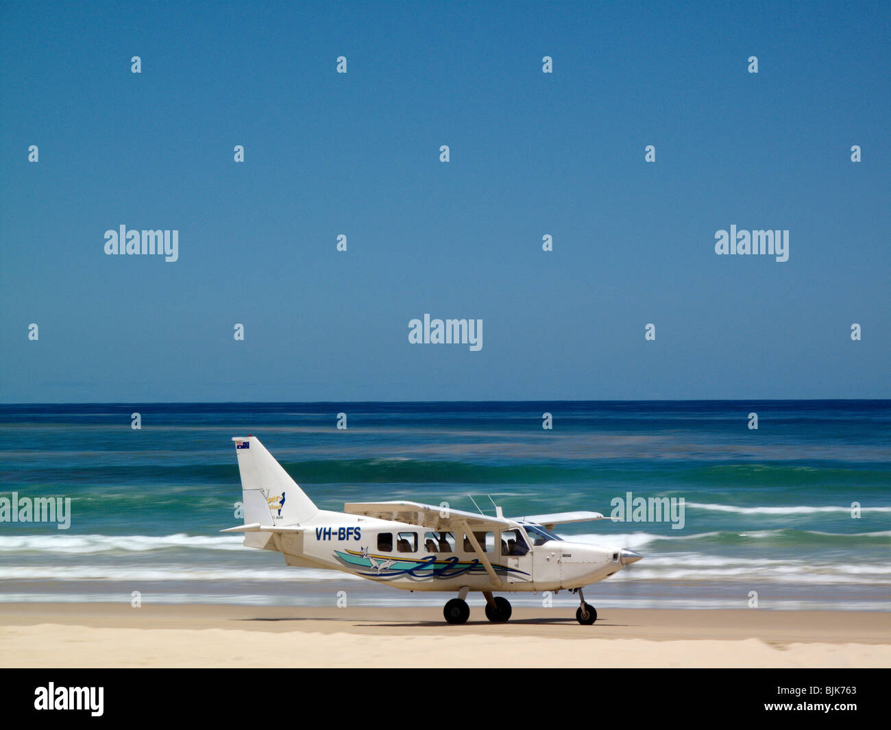 Luce di un aeromobile atterra sul 75 miglia di spiaggia di sabbia autostrada su Fraser Island, in Australia Foto Stock