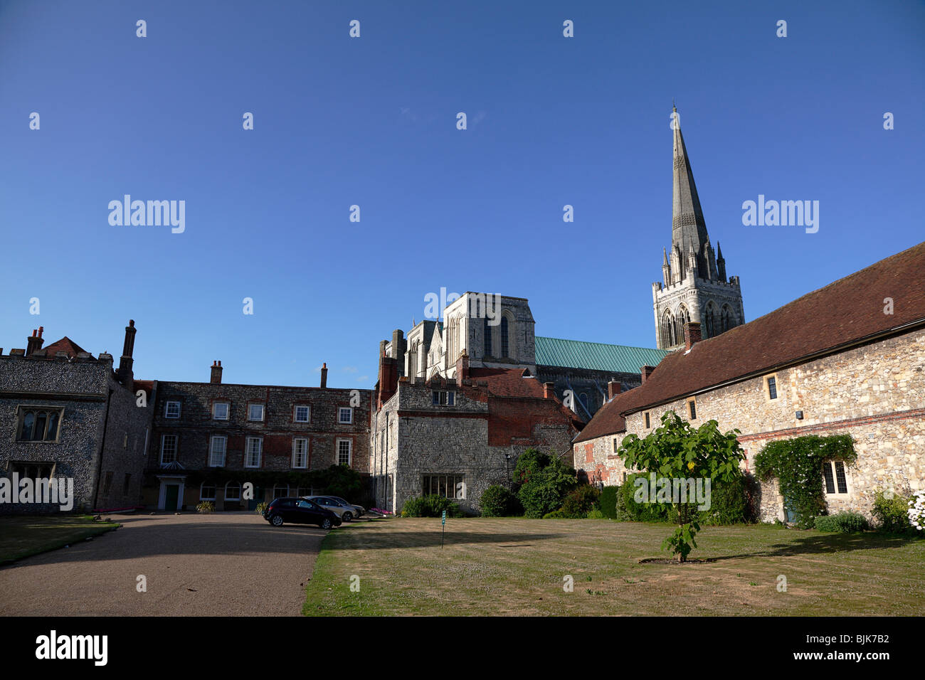 Inghilterra, West Sussex, Chichester Cathedral e residenze ufficiali. Foto Stock
