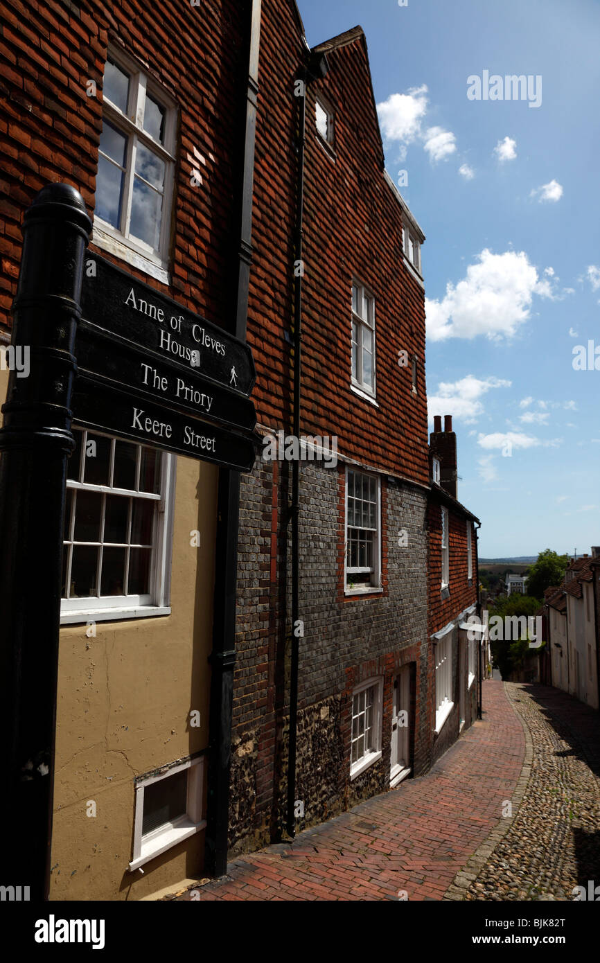 Inghilterra, East Sussex, Lewes, High Street, Keere Street sentiero acciottolato con edifici tradizionali. Foto Stock
