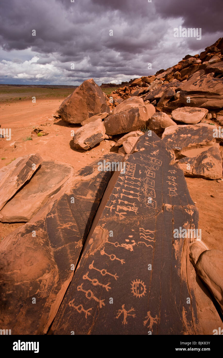 Incisioni rupestri sulla riserva Navajo, Colorado Plateau, Arizona, Hopi cultura simboli, i simboli dei clan Foto Stock
