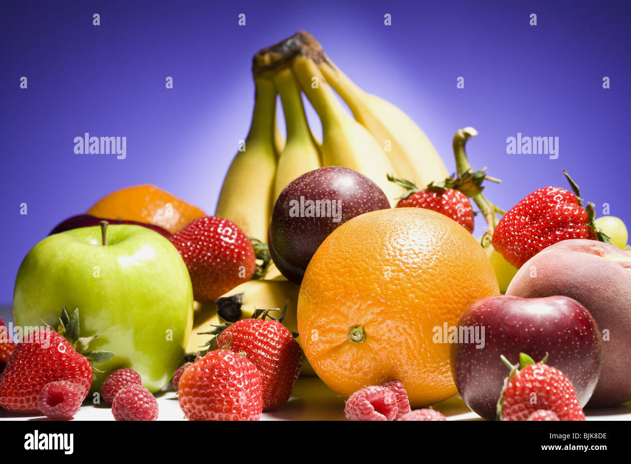 Pila di frutti e bacche Foto Stock