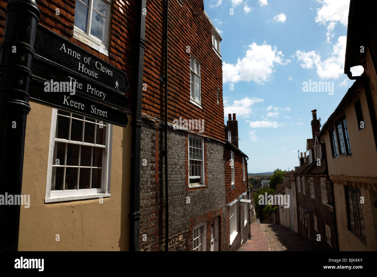 Inghilterra, East Sussex, Lewes, High Street, Keere Street sentiero acciottolato con edifici tradizionali. Foto Stock