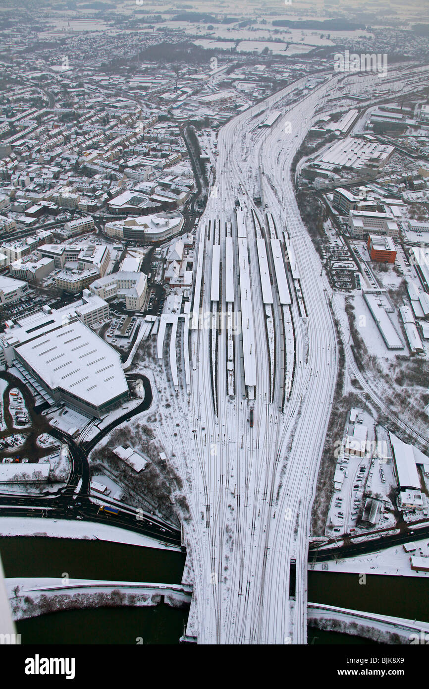 Foto aerea, la stazione ferroviaria centrale e la stazione di nolo nella neve, Hamm, la zona della Ruhr, Renania settentrionale-Vestfalia, Germania, Europa Foto Stock