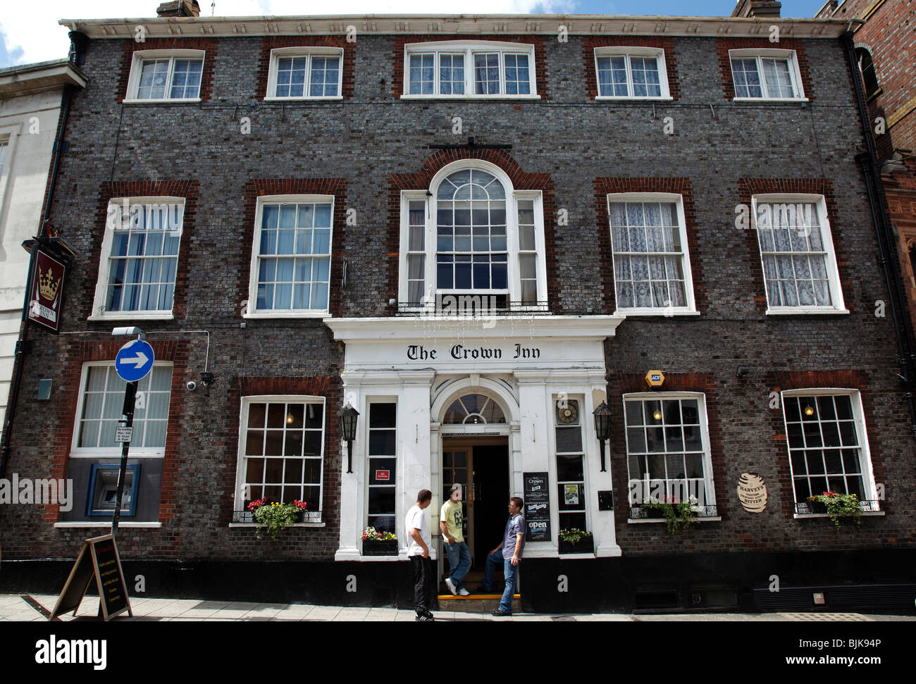 Inghilterra, East Sussex, Lewes, High Street, Crown Inn Hotel e Bar. In primo piano su hotel ispettori programma tv. Foto Stock