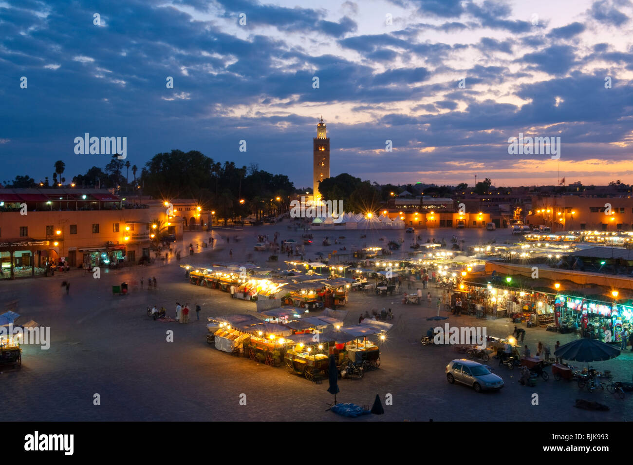 Questa è un immagine di Djemaa el Fna, la vivace piazza di Marrakesh, Marocco. Foto Stock