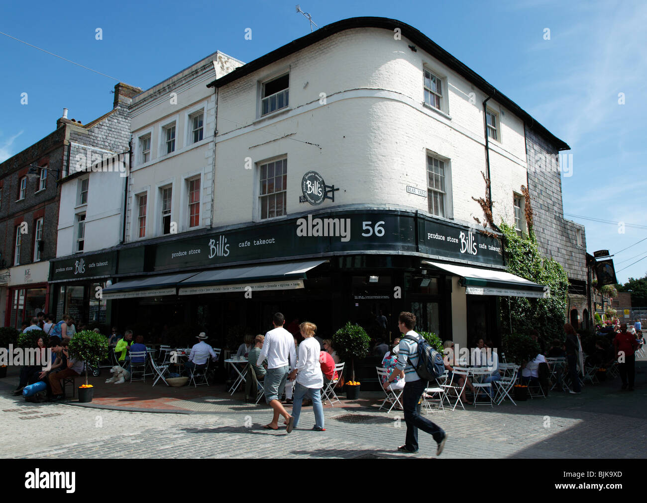 Inghilterra, East Sussex, Lewes, Cliffe High Street, bollette produrre Store e Cafe. Foto Stock