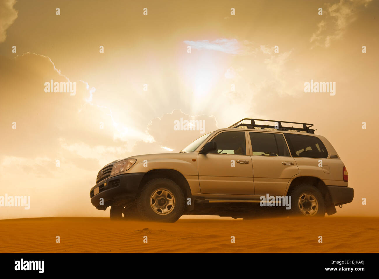 Si tratta di una immagine di un veicolo 4x4 nel mezzo del deserto. Foto Stock