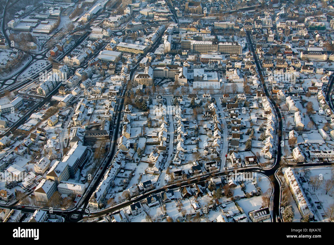 Foto aerea, centro città nella neve in inverno, Olpe, Renania settentrionale-Vestfalia, Germania, Europa Foto Stock