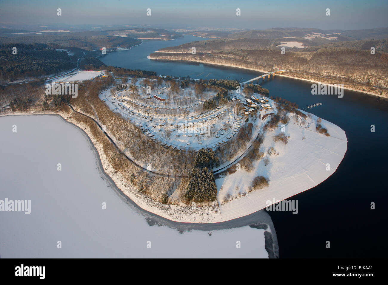 Foto aerea, Biggesee serbatoio nella neve in inverno, Olpe, Sauerland, Renania settentrionale-Vestfalia, Germania, Europa Foto Stock