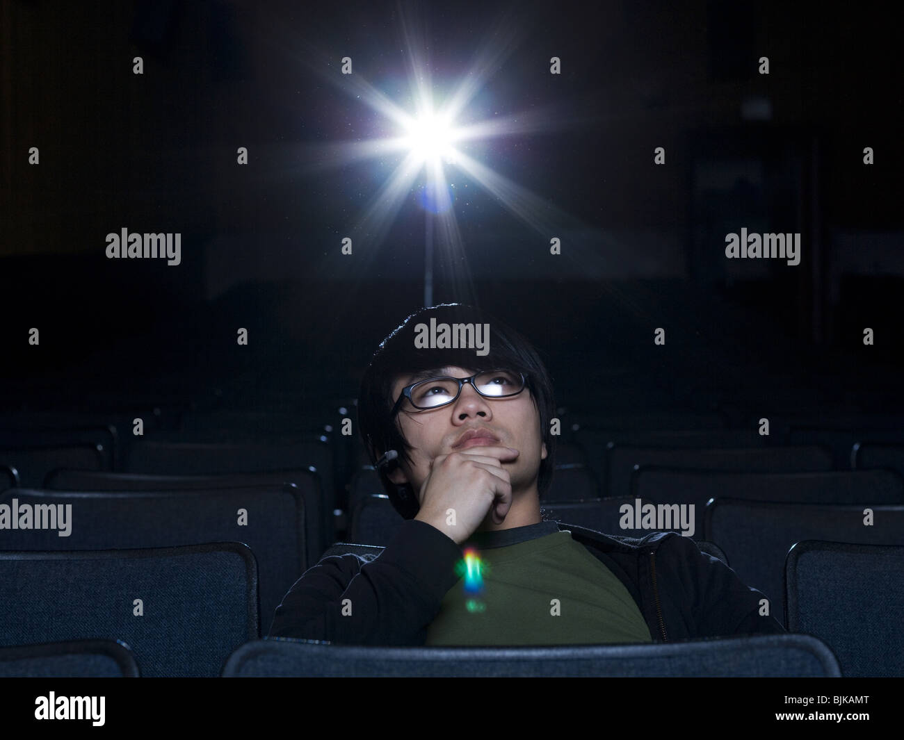 Uomo con occhiali guardare film al cinema Foto Stock
