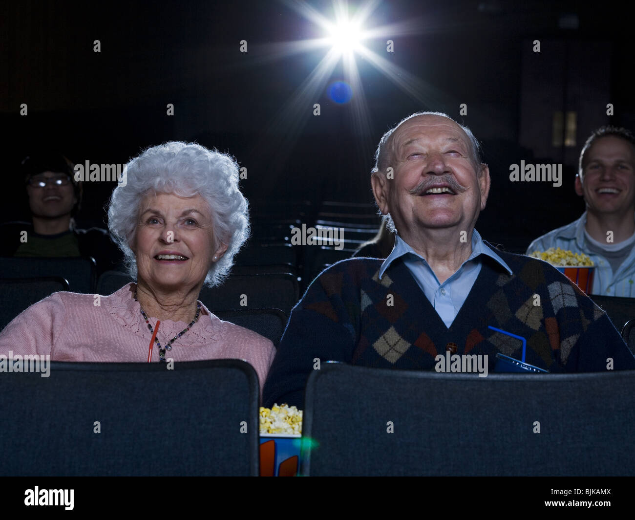 L uomo e la donna a guardare film al cinema sorridente Foto Stock