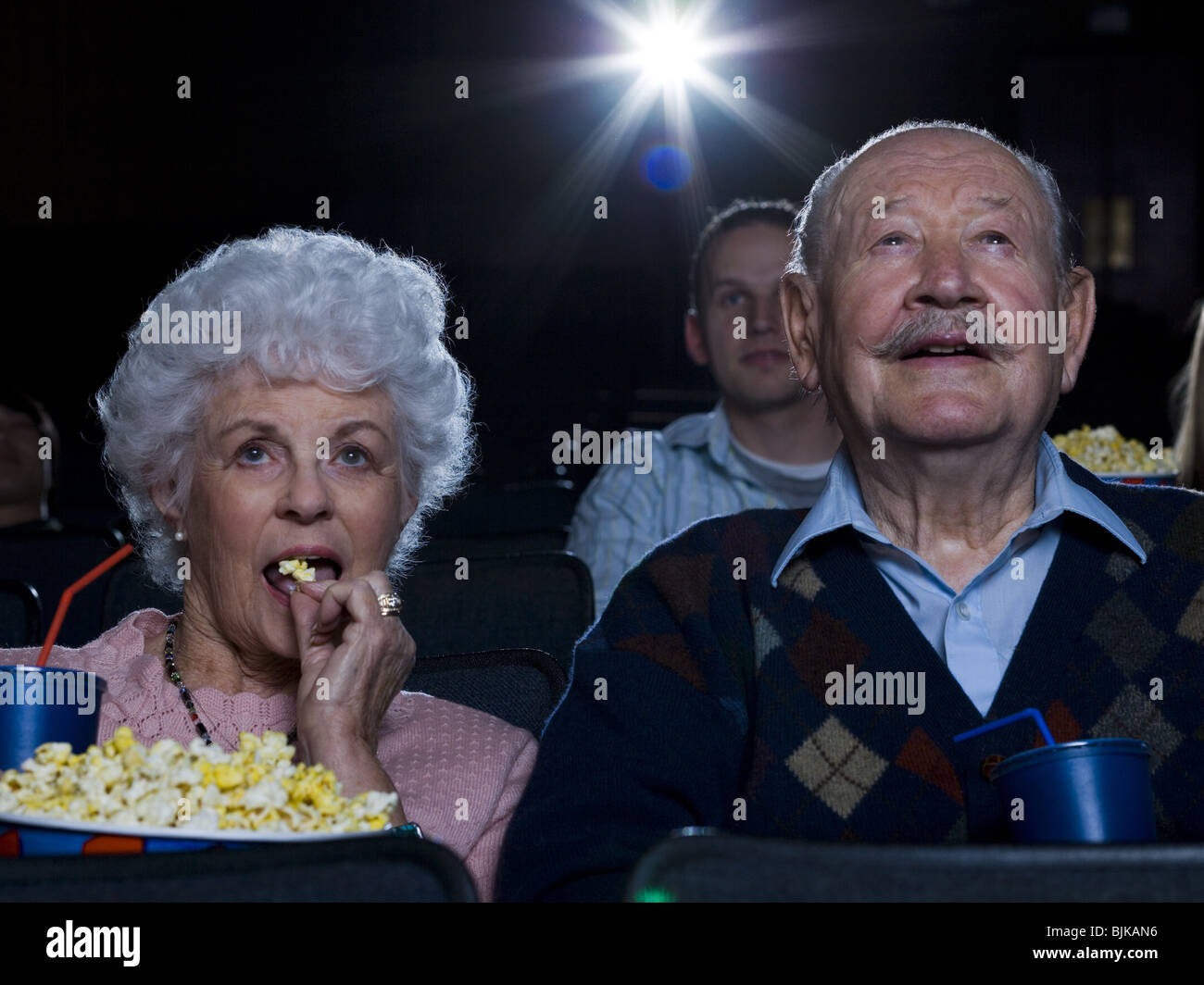 L uomo e la donna a guardare film al cinema sorridente Foto Stock
