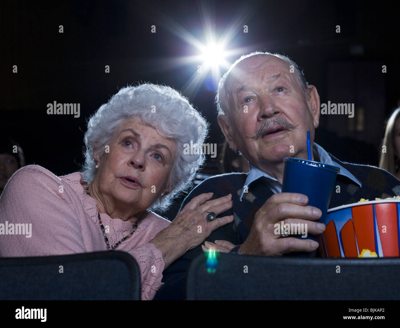 L uomo e la donna a guardare film al cinema spaventati Foto Stock