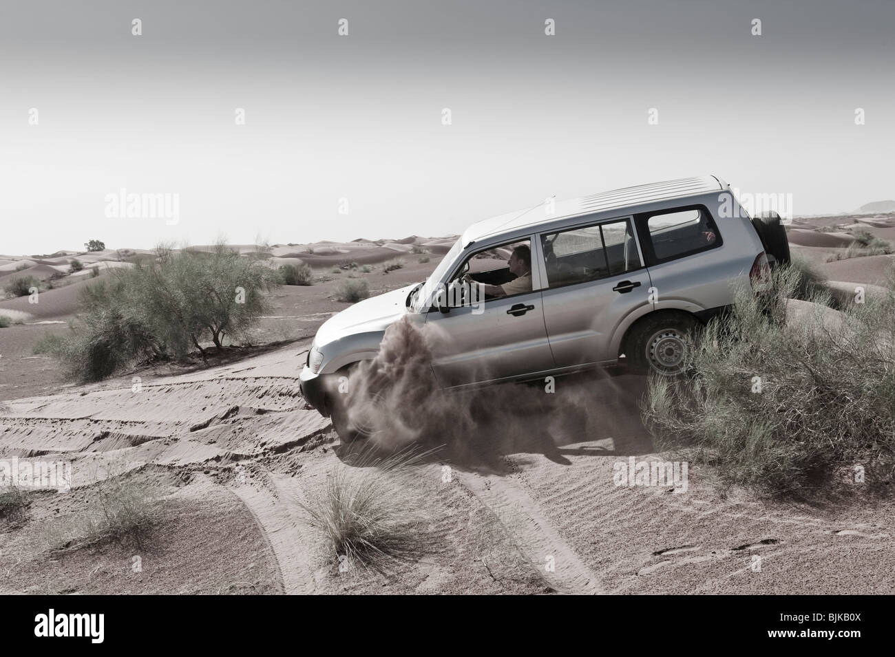 Si tratta di una immagine di un veicolo 4x4 di guida attraverso il Sahara Deserto. Foto Stock