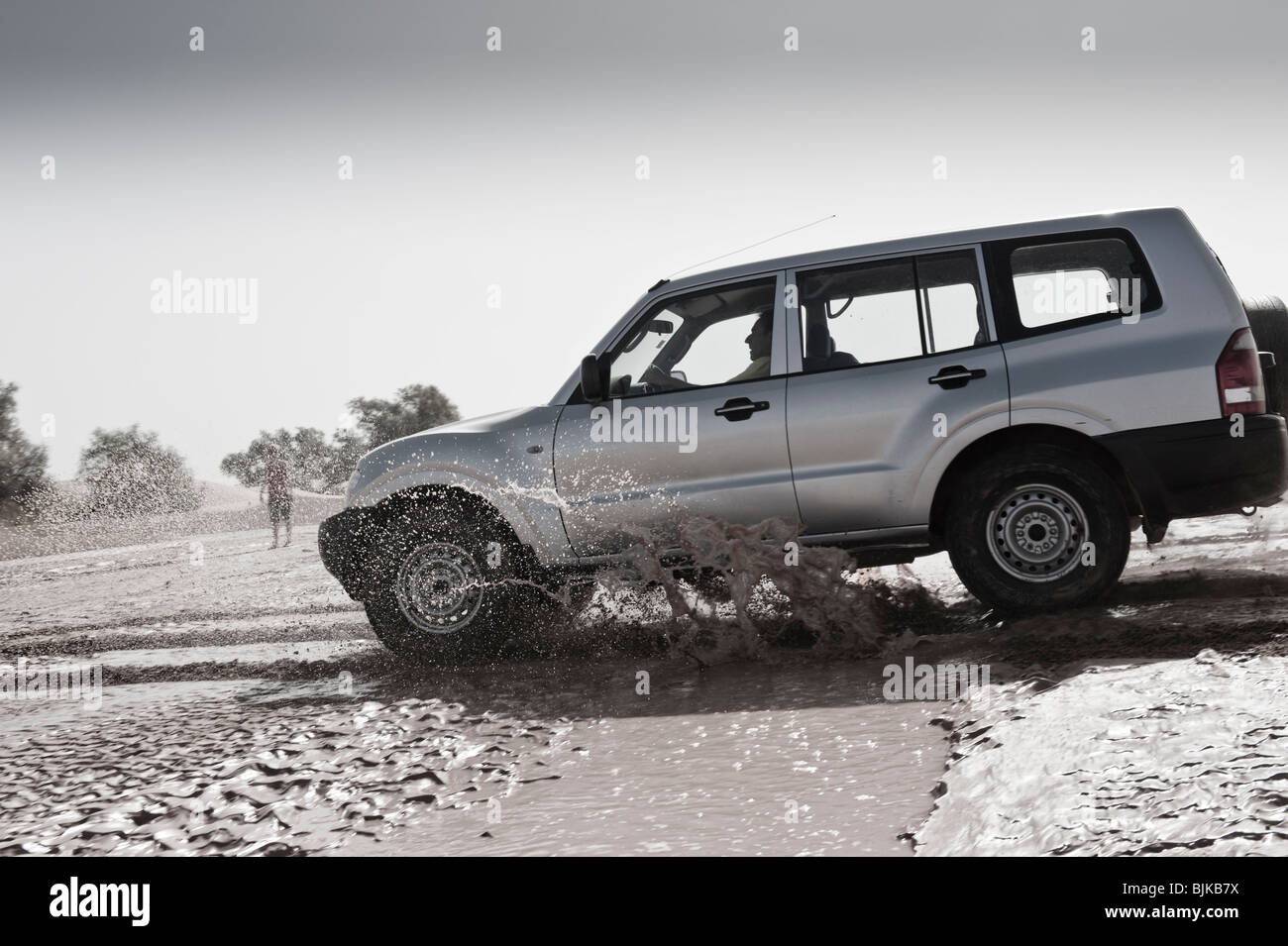 Si tratta di una immagine di un veicolo 4x4 di guida attraverso il Sahara Deserto. Foto Stock
