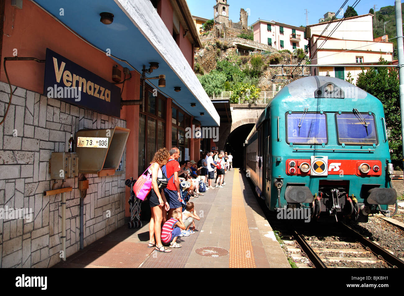 Vernazza stazione ferroviaria cinque terre 5 terre italia Foto stock - Alamy
