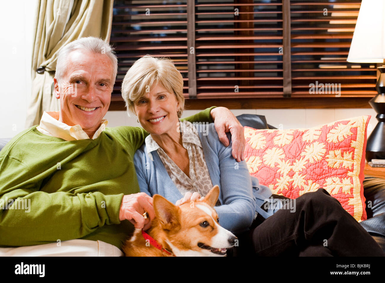 Coppia matura sul divano con il cane Foto Stock