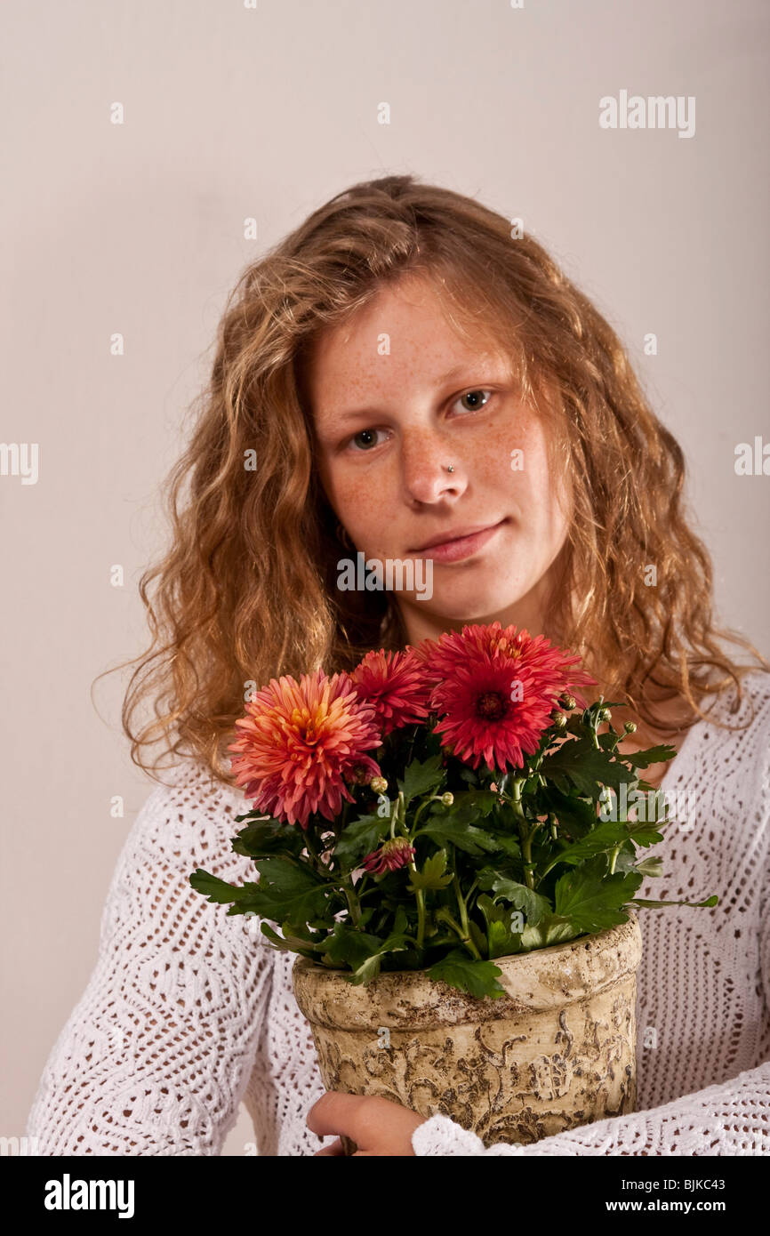 Donna con vaso di fiori Foto Stock