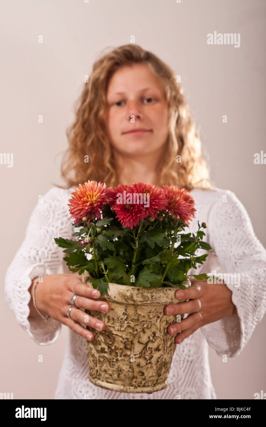 Donna con vaso di fiori Foto Stock