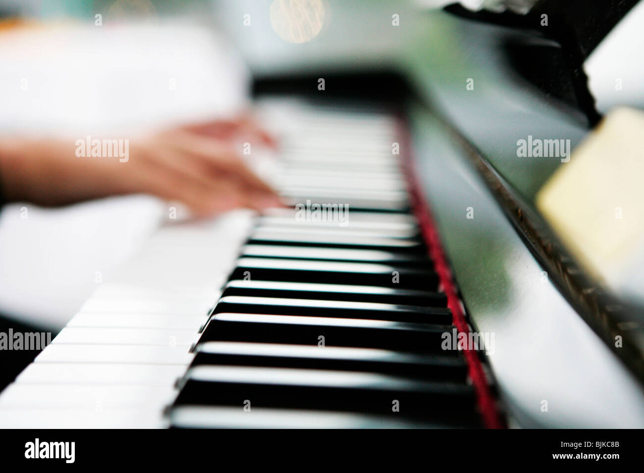 Le mani su una tastiera di pianoforte Foto Stock
