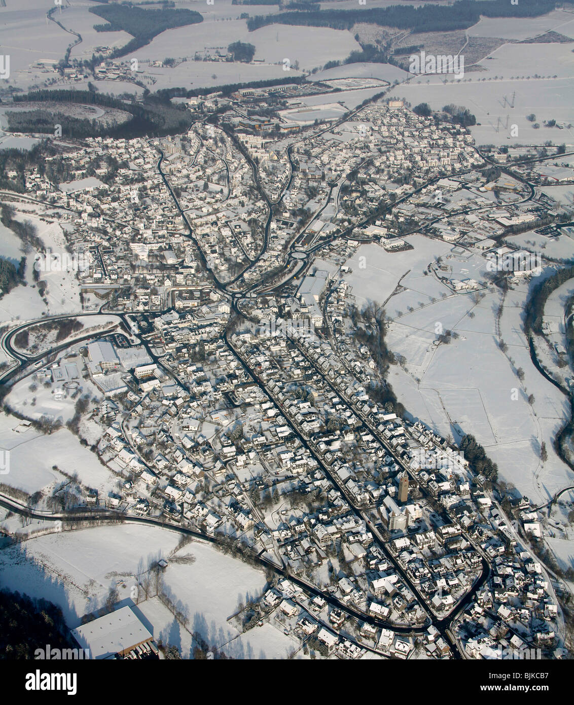 Foto aerea, Schmallenberg nella neve in inverno, Sauerland, Renania settentrionale-Vestfalia, Germania, Europa Foto Stock