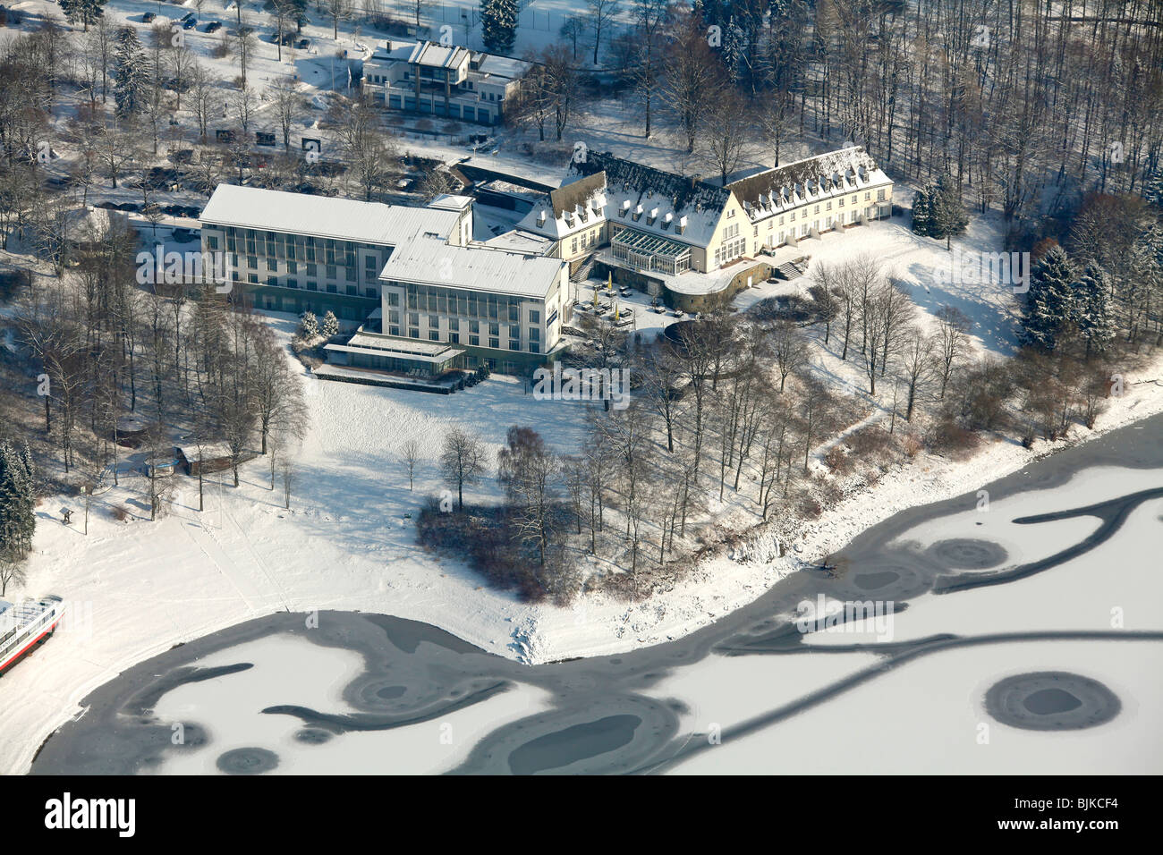 Foto aerea, Lago Hennesee nella neve in inverno, Meschede, Renania settentrionale-Vestfalia, Germania, Europa Foto Stock