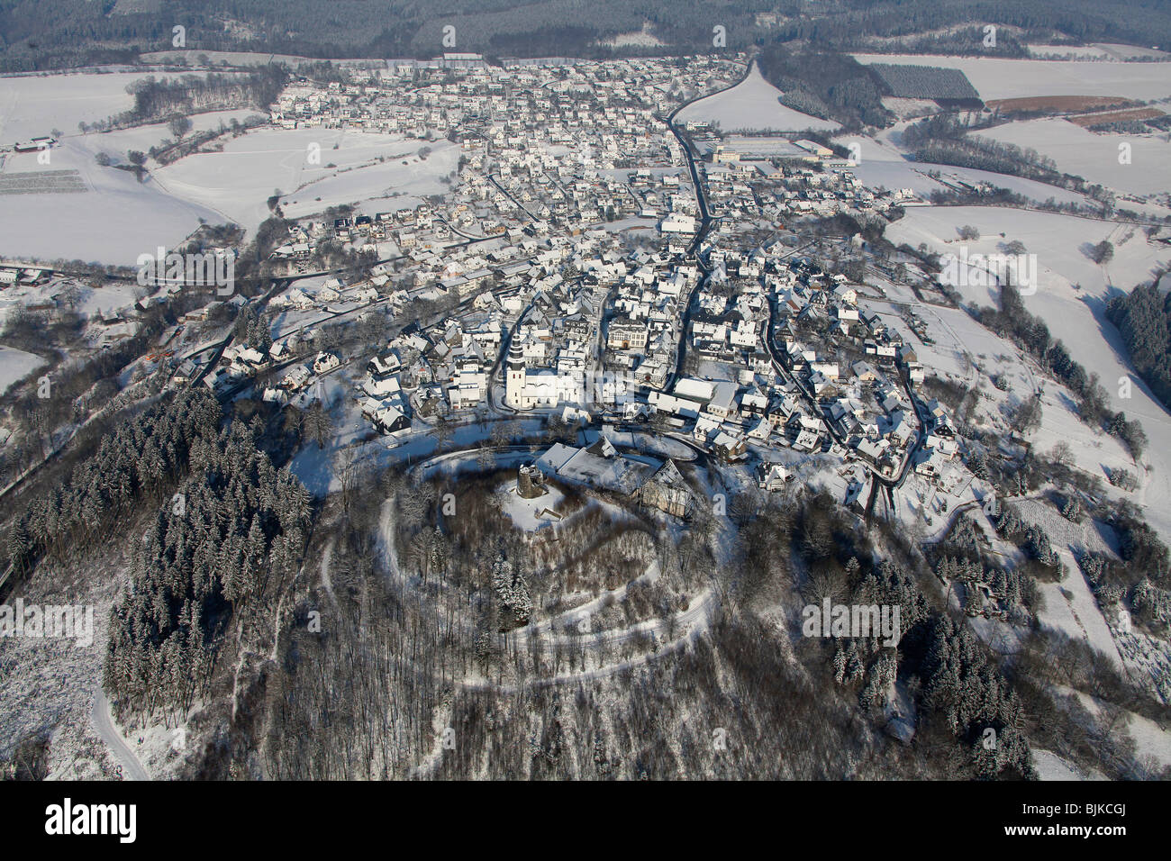 Foto aerea, Eversberg, villaggio con travi in legno case in la neve in inverno, Bestwig, Renania settentrionale-Vestfalia, in Germania, in EUR Foto Stock