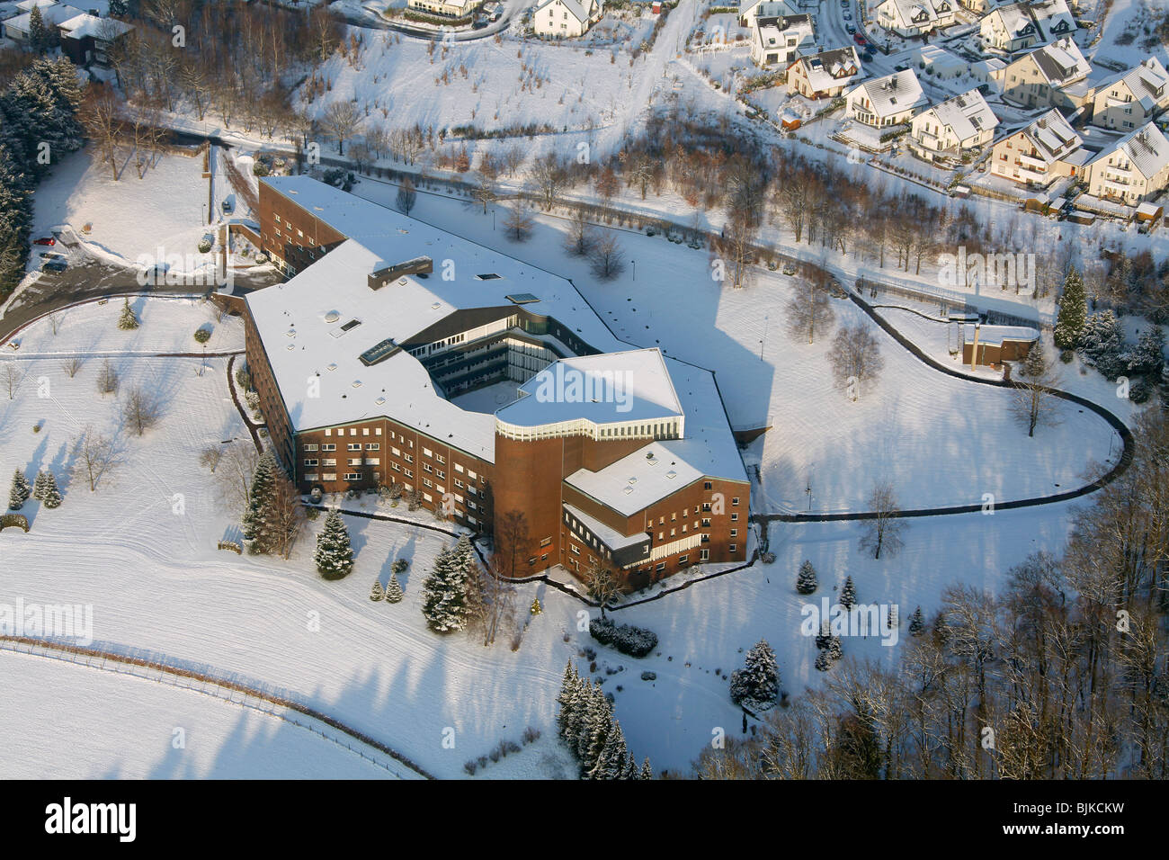 Foto aerea, monastero nella neve in inverno, Olpe, Renania settentrionale-Vestfalia, Germania, Europa Foto Stock