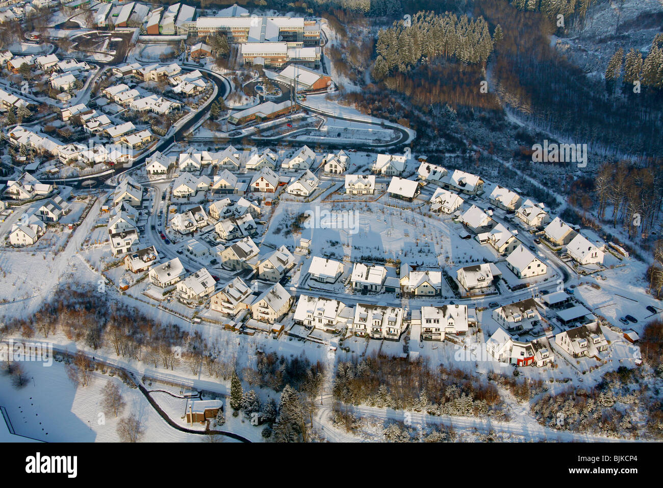 Foto aerea, area residenziale nella neve in inverno, Olpe, Renania settentrionale-Vestfalia, Germania, Europa Foto Stock