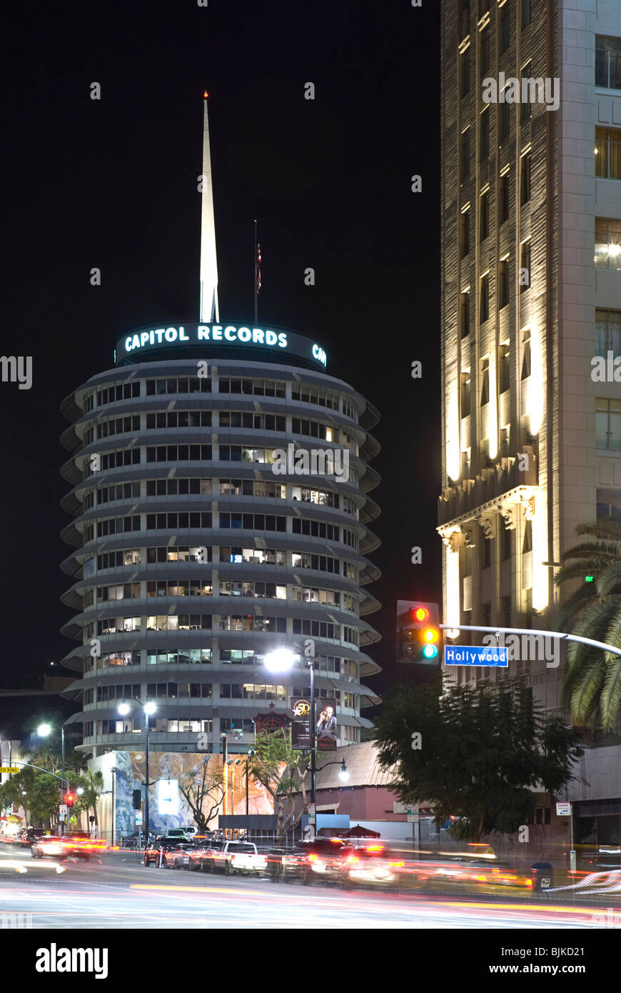 La Capitol Records edificio su Hollywood Boulevard, Hollywood, California, Stati Uniti d'America (vista notturna) Foto Stock