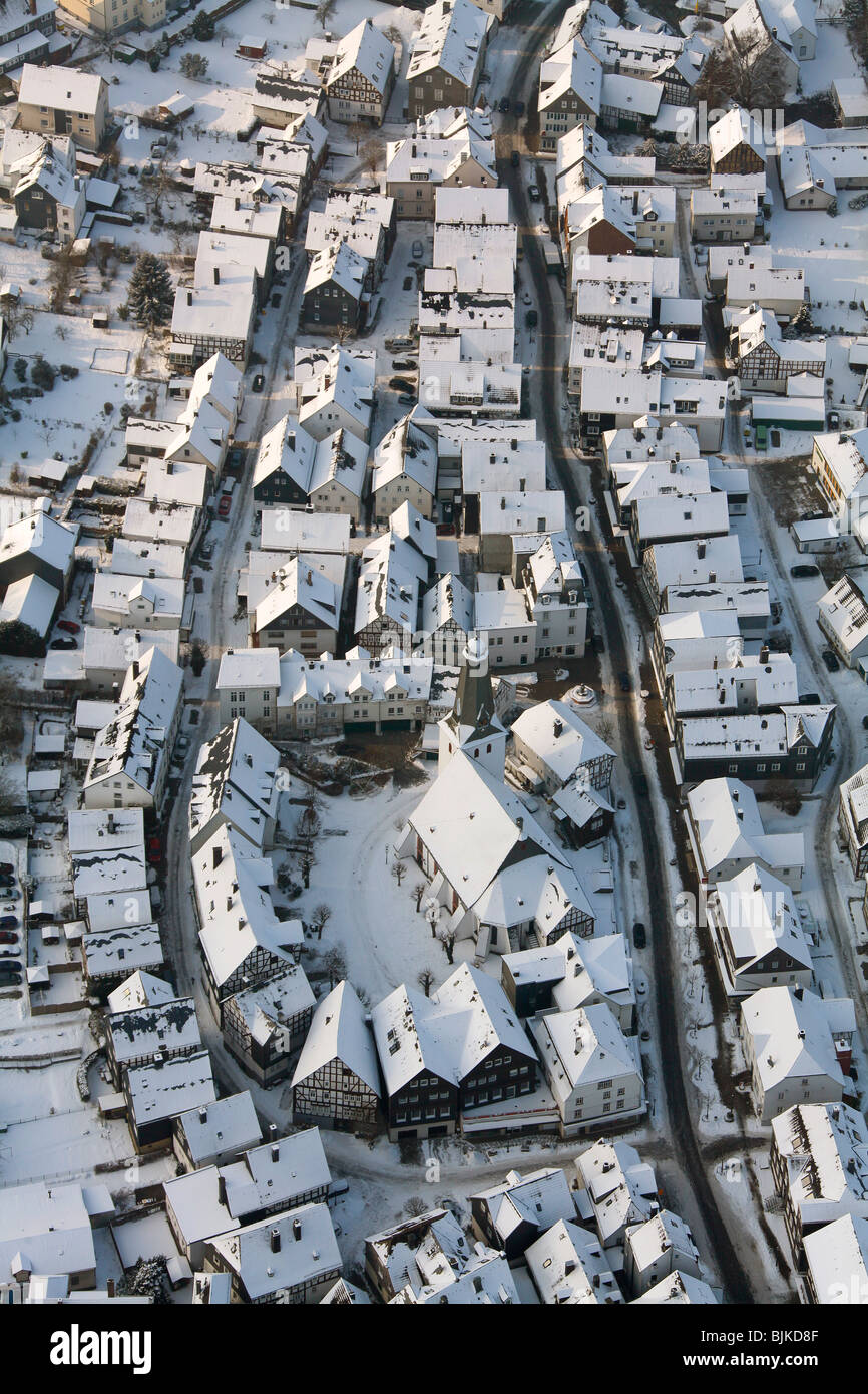 Foto aerea, il centro storico e le mura della città di Bad Laasphe nella neve in inverno, Renania settentrionale-Vestfalia, Germania, Europa Foto Stock