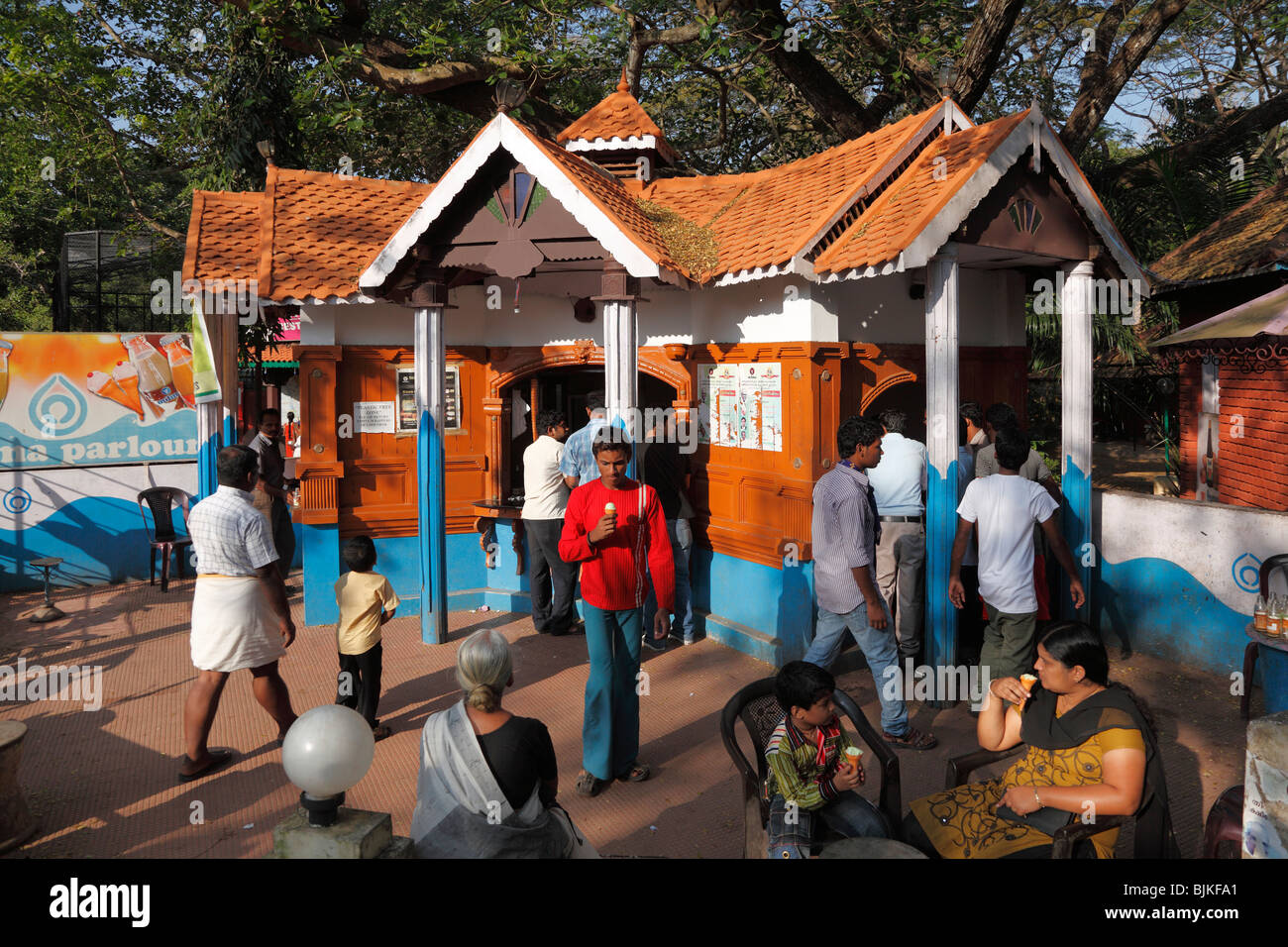 Il padiglione di fronte ad un giardino zoologico in Trivandrum, Thiruvananthapuram, Kerala, India, Asia Foto Stock